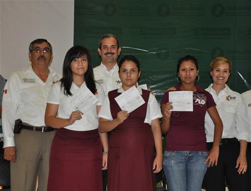 Benjamín y Martha Alicia entregan Becas Estatales
